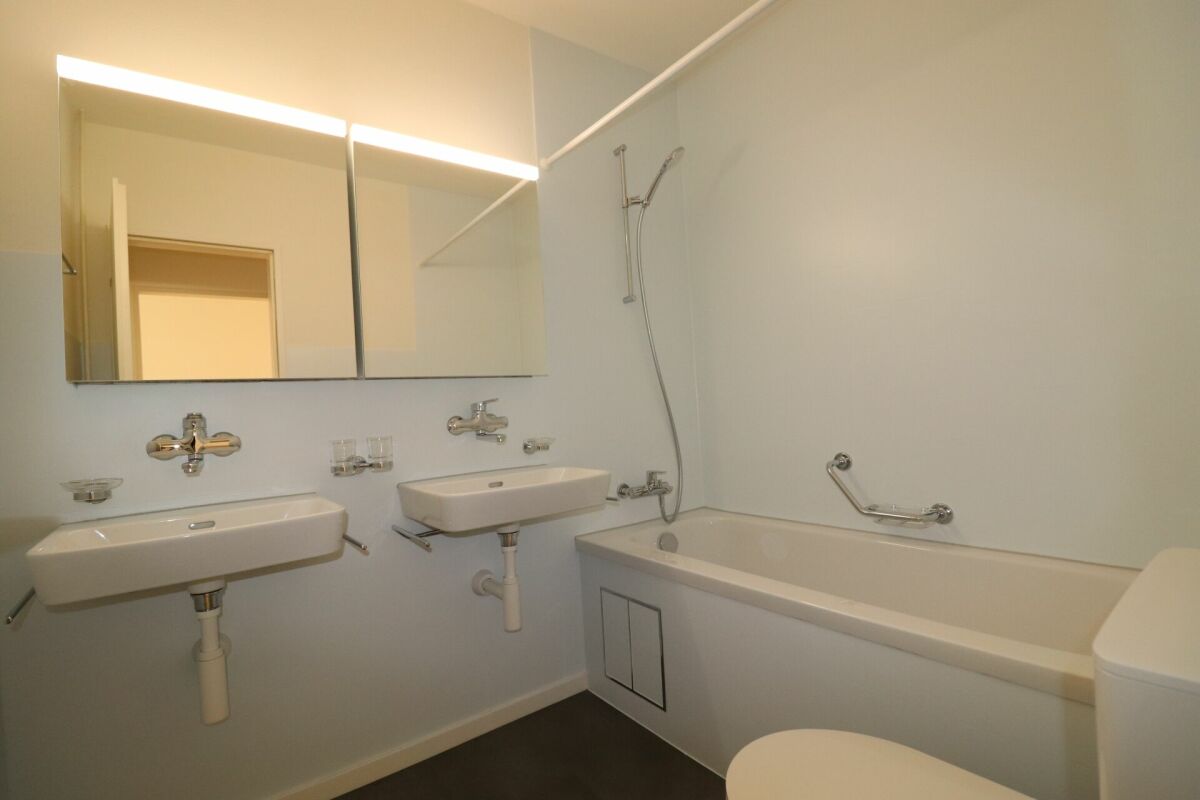 Modernes Badezimmer mit Wanne und Doppelwaschbecken