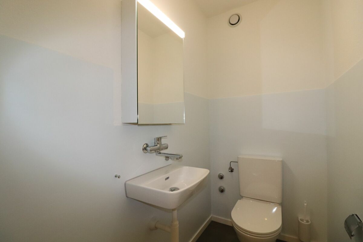 Gäste-WC mit Waschbecken und Toilette