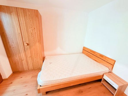 Helles Schlafzimmer mit Holzmöbeln