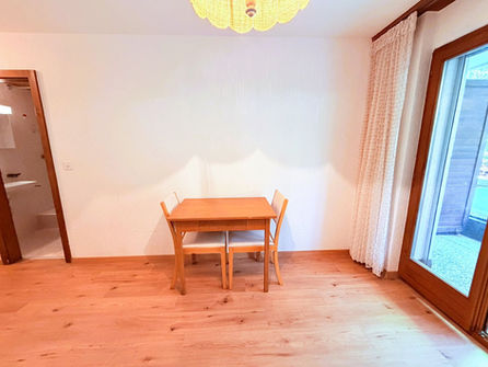 Heller Essbereich mit Holztisch und Terrassentür