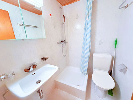 Kleines Bad mit Dusche, WC und Waschbecken