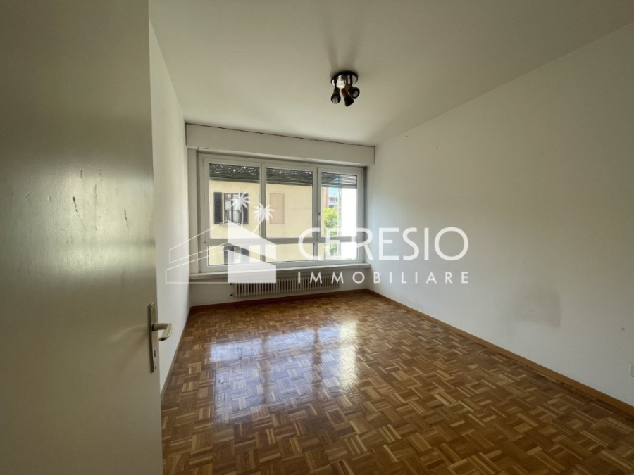 Leeres Schlafzimmer mit Parkettboden