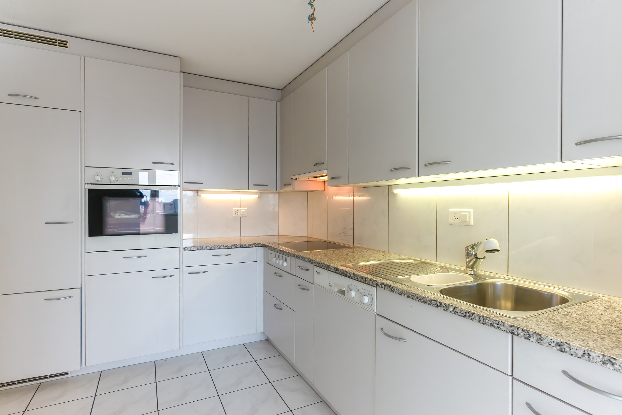 Moderne Einbauküche in hellem Ton