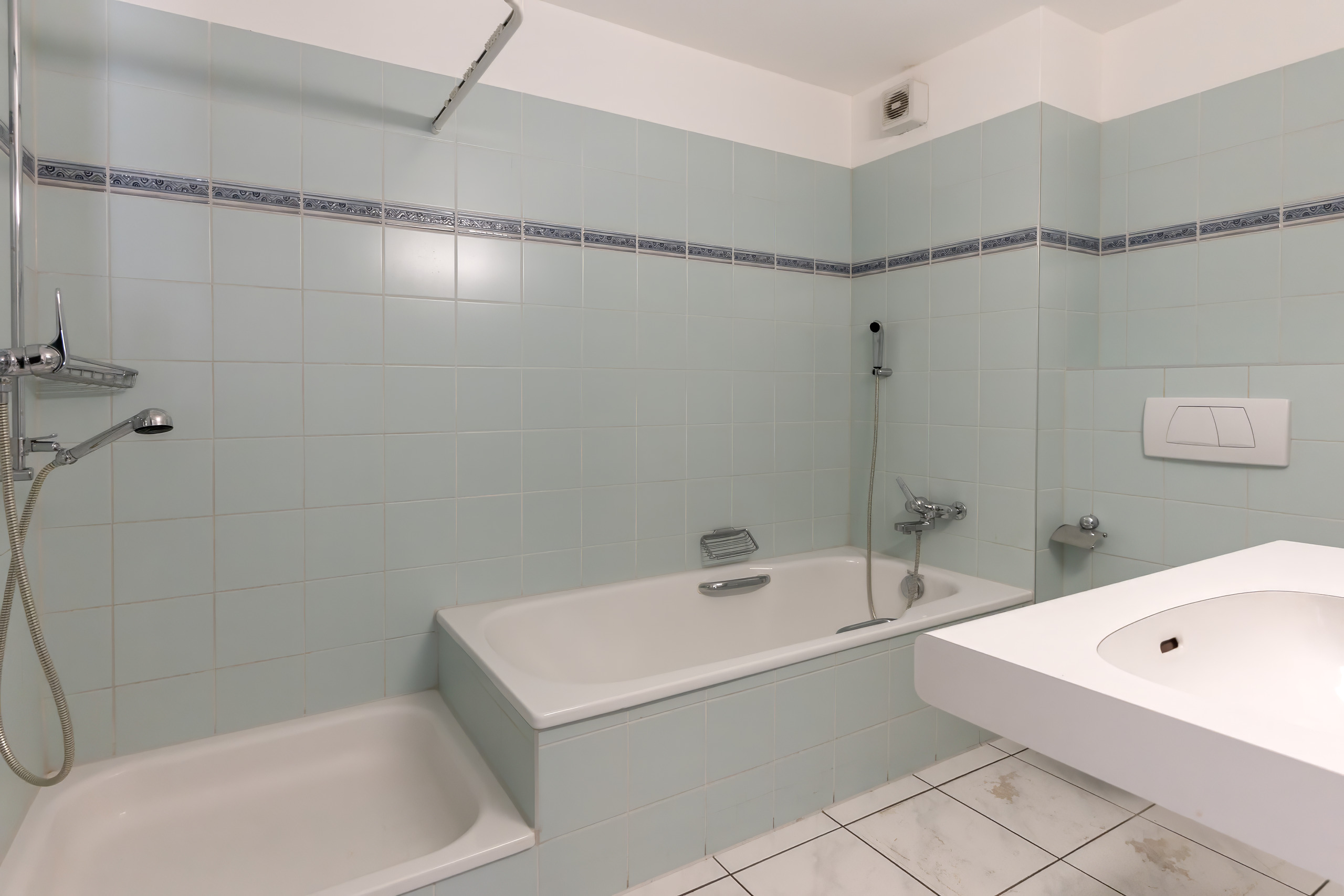 Badezimmer mit Badewanne und Wandfliesen