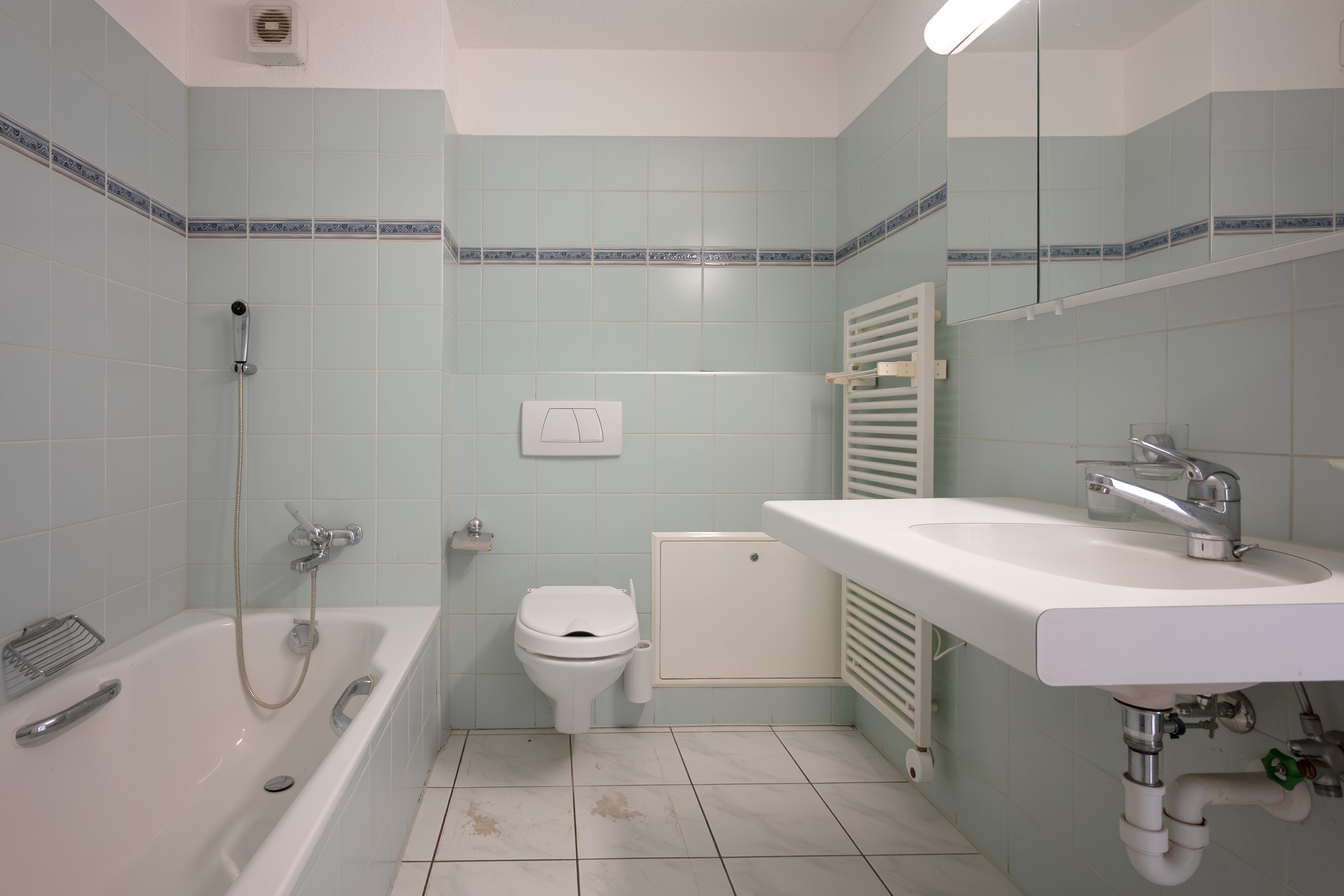 Badezimmer mit Badewanne und WC