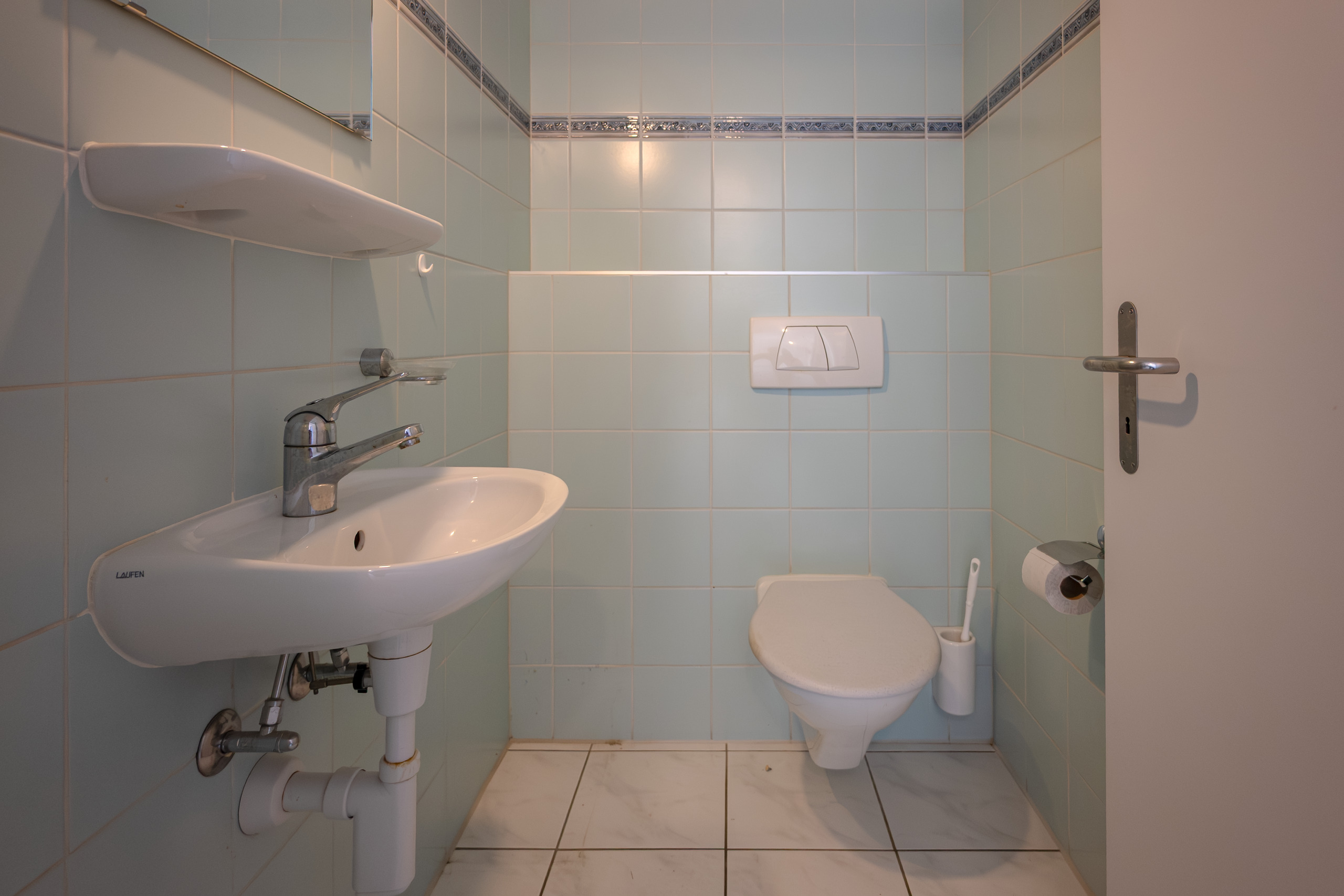 Gäste-WC mit Waschbecken und WC