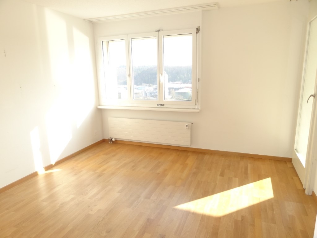 Heller leerer Raum mit Holzfußboden und Fenster