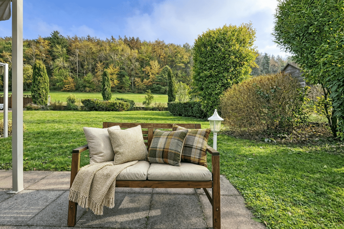 Garten mit Sitzbank auf der Terrasse