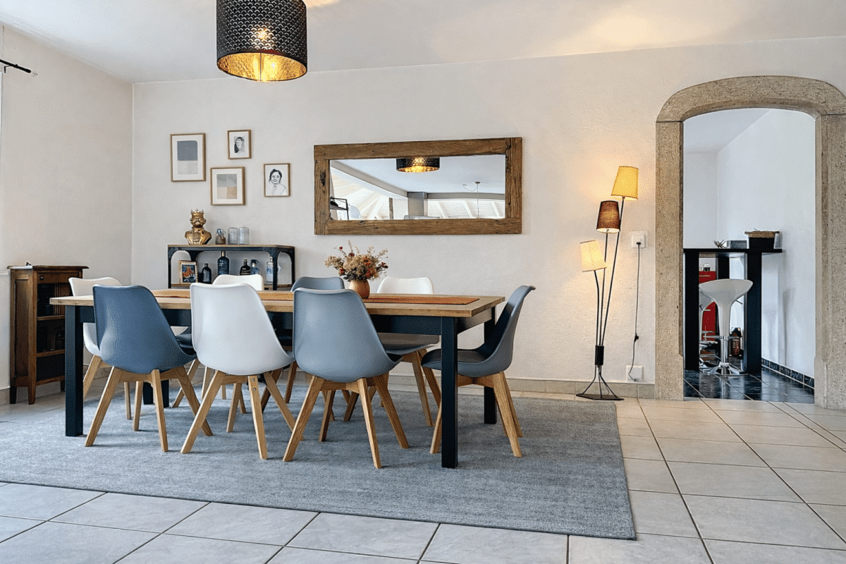 Essbereich mit Holztisch und Stühlen