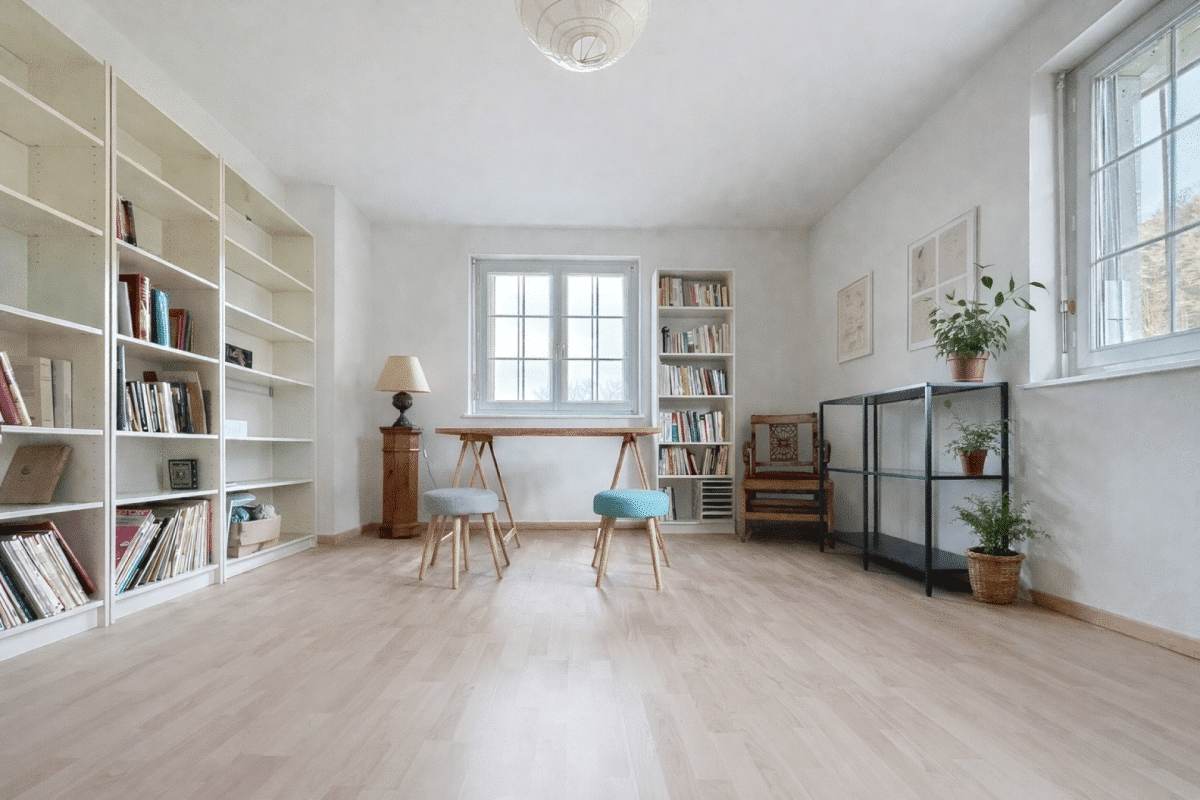 Heller Arbeits- bzw. Wohnraum mit Bücherregalen