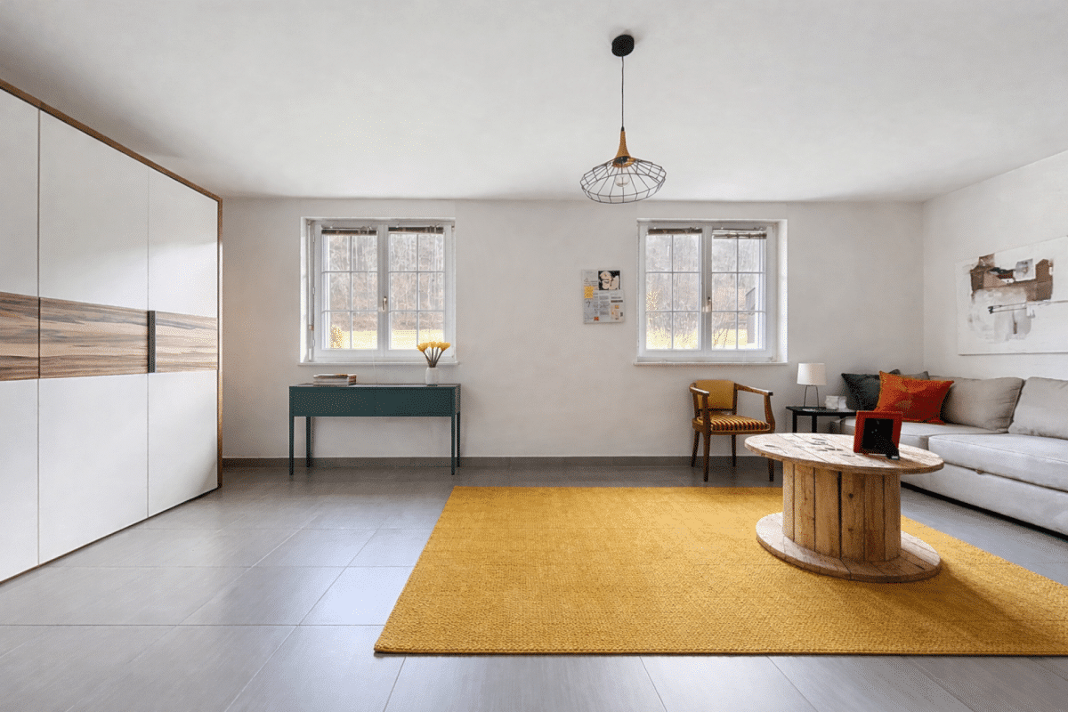 Helles Wohnzimmer mit großem Teppich und Holz-Couchtisch