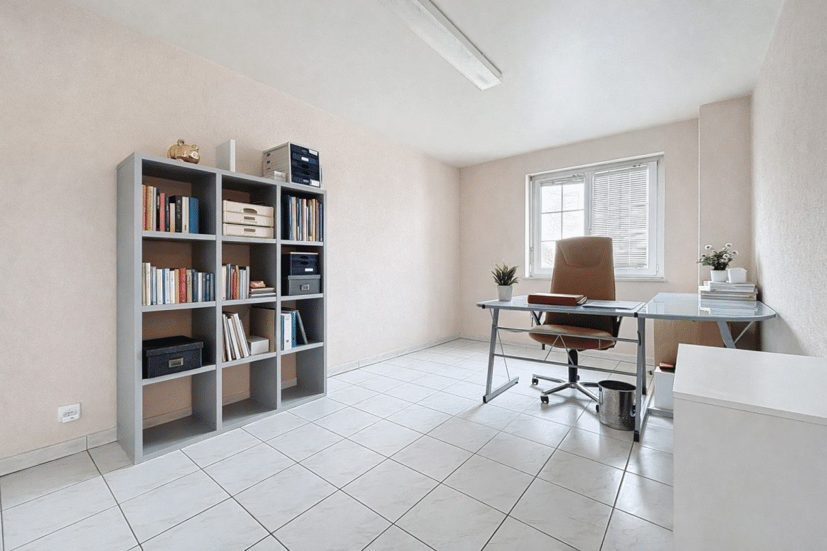 Heller Büroraum mit Schreibtisch und Regal