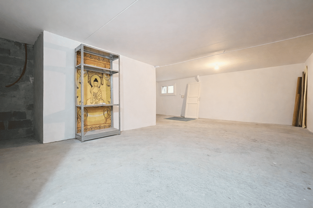 Großer leerer Keller- bzw. Nebenraum mit Betonboden