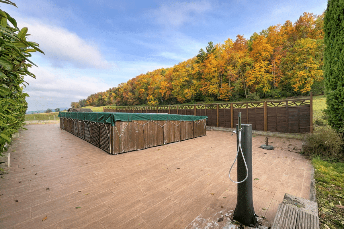 Außenbereich mit Terrasse und Poolabdeckung