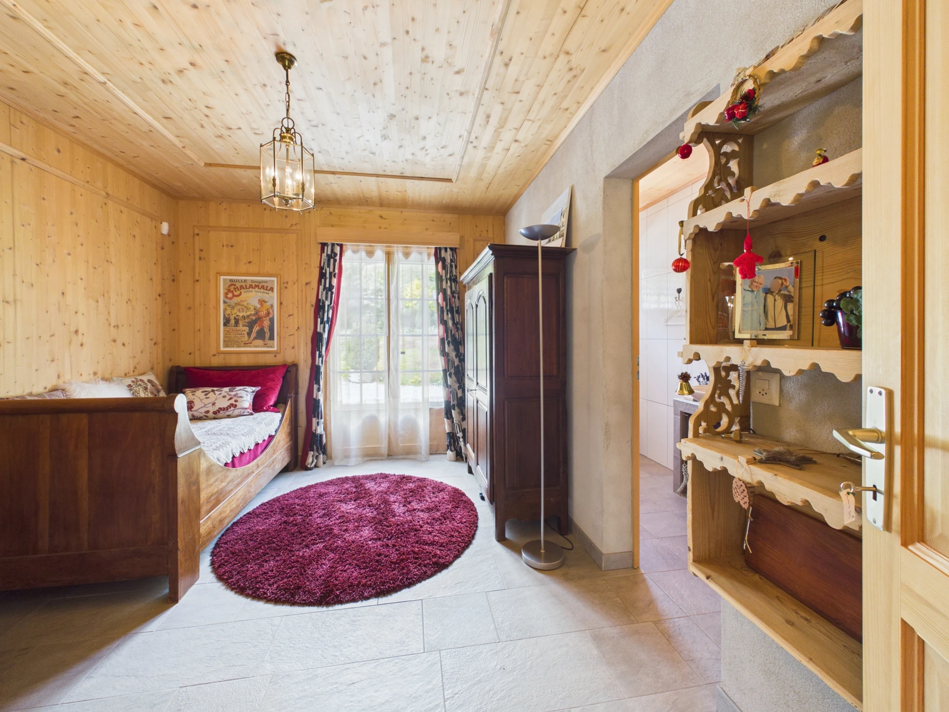 Gemütlicher Flur mit Holzverkleidung und Vintage-Details