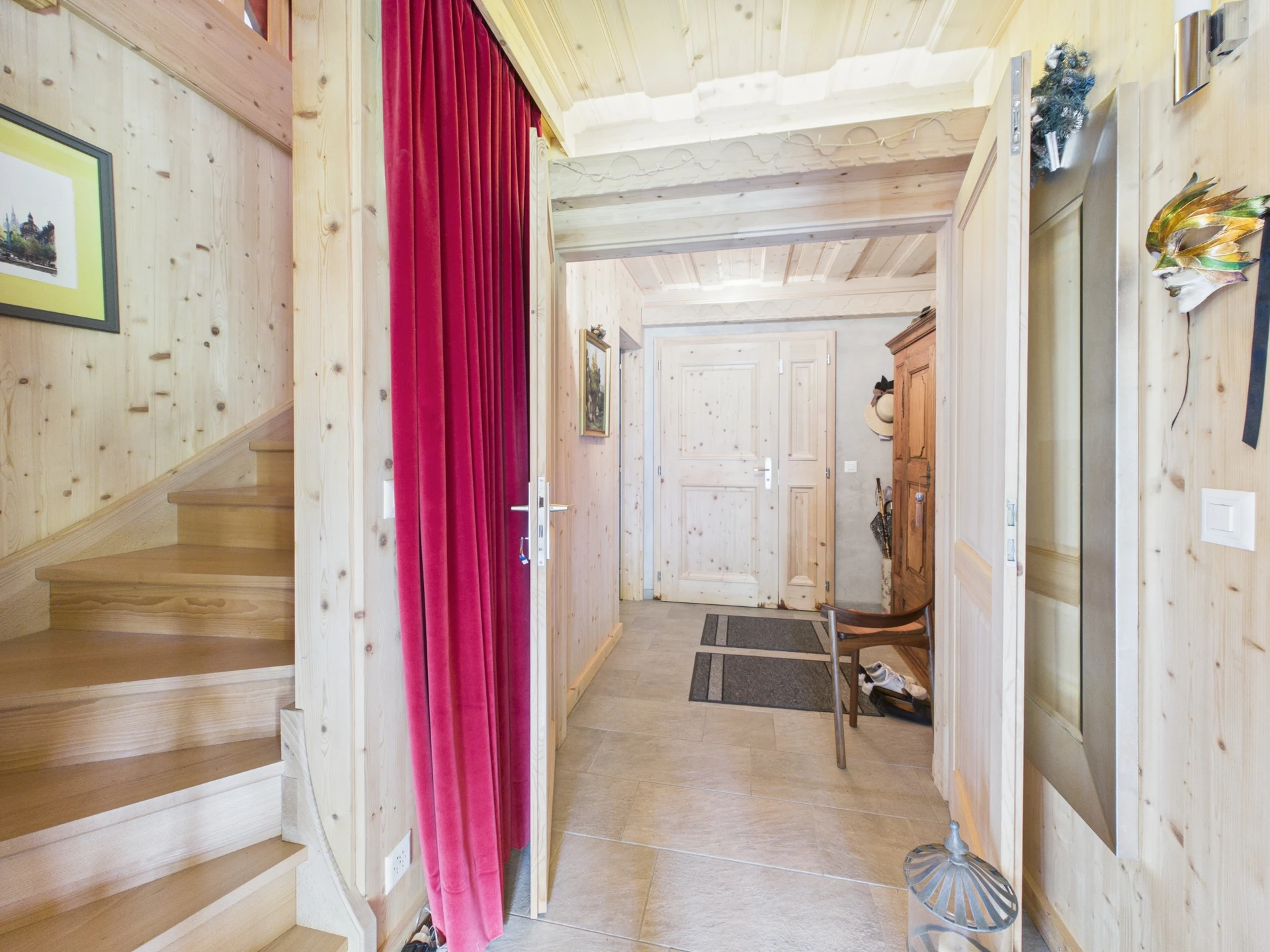 Heller Eingangsbereich mit Holzverkleidung und Treppe