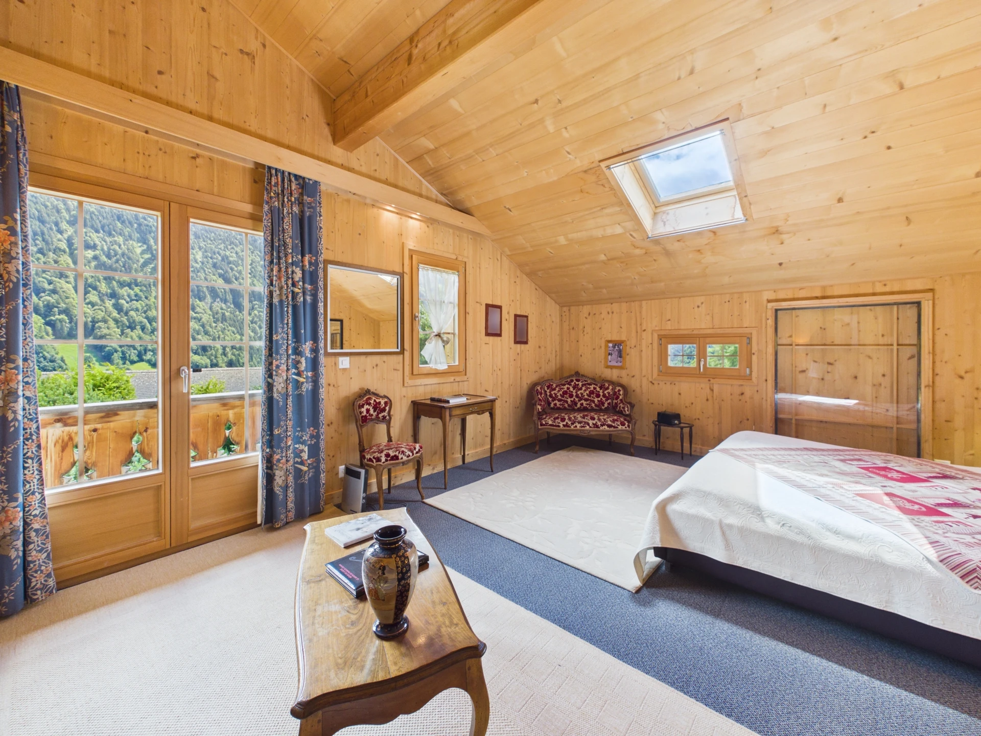 Gemütliches Holz-Schlafzimmer mit Bergblick