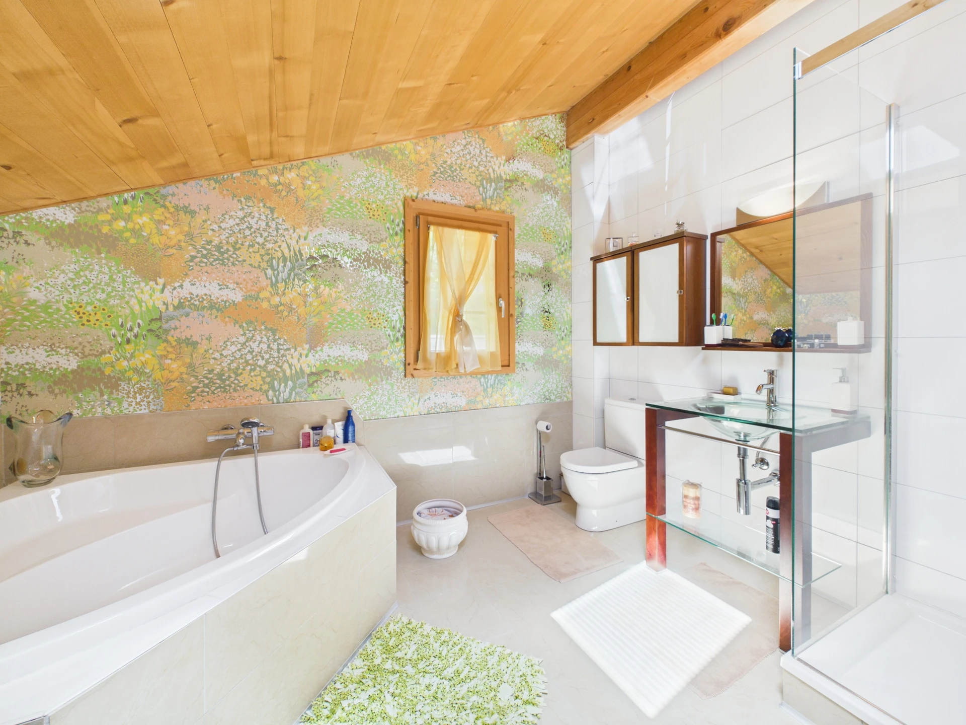 Badezimmer mit freistehender Wanne und Naturmotiv
