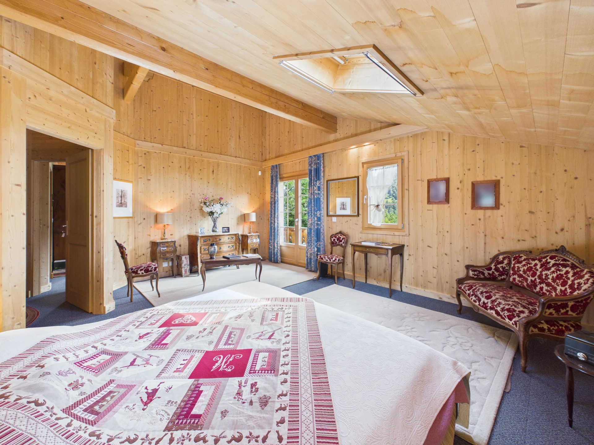 Gemütliches Holzschlafzimmer mit klassischer Einrichtung