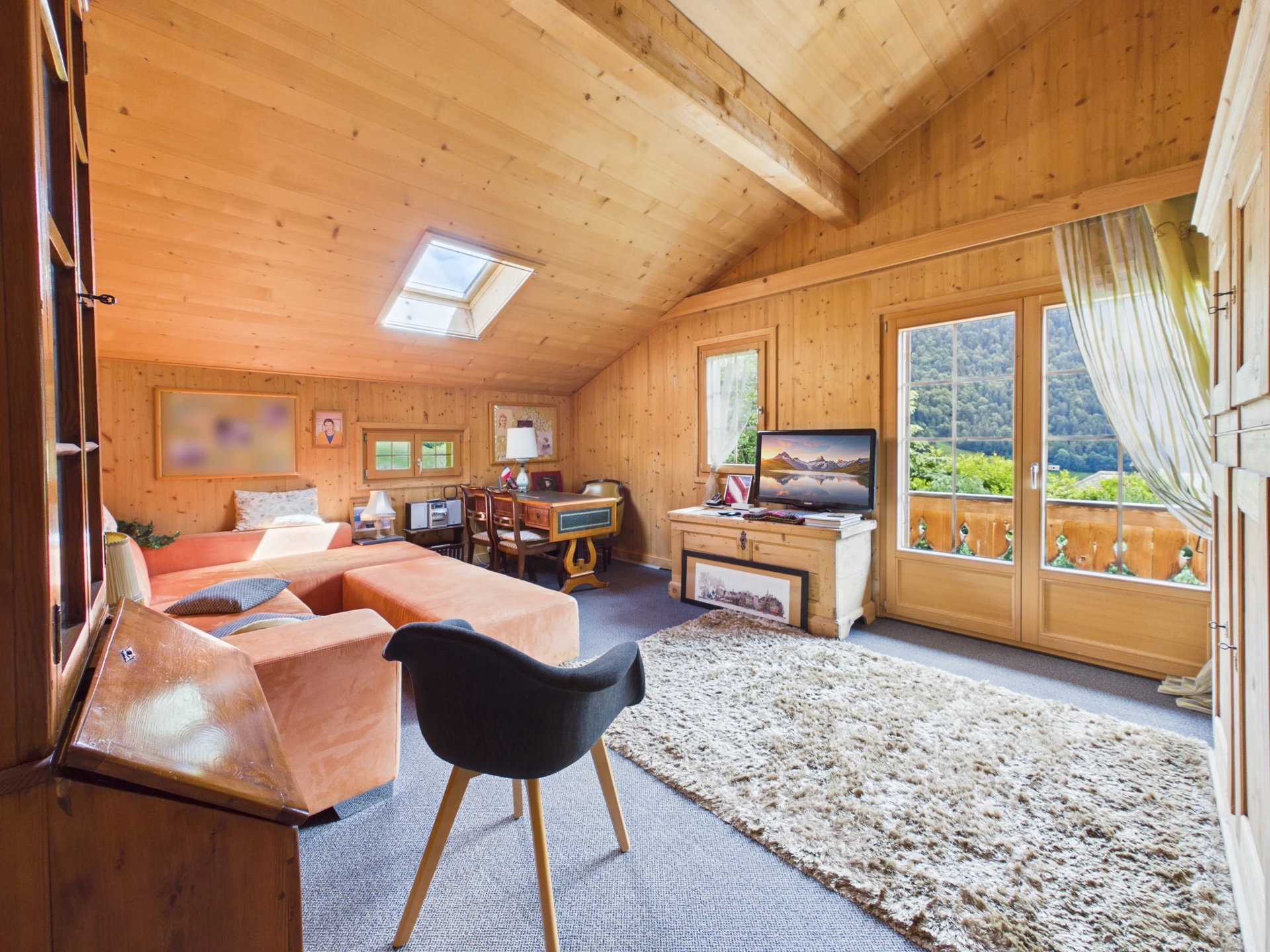 Gemütliches Dachgeschoss-Wohnzimmer mit Holzverkleidung
