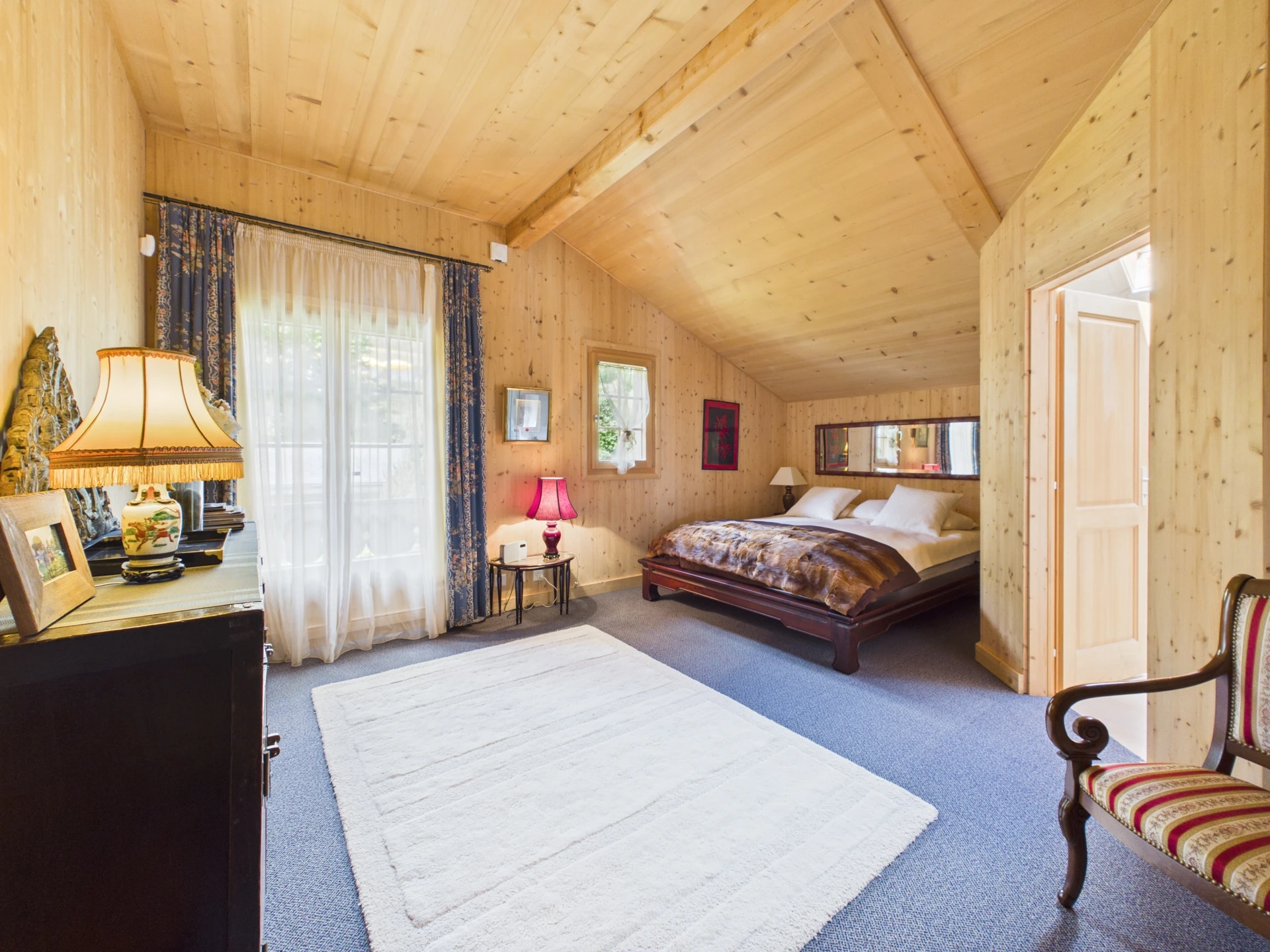 Gemütliches Schlafzimmer mit Holzverkleidung