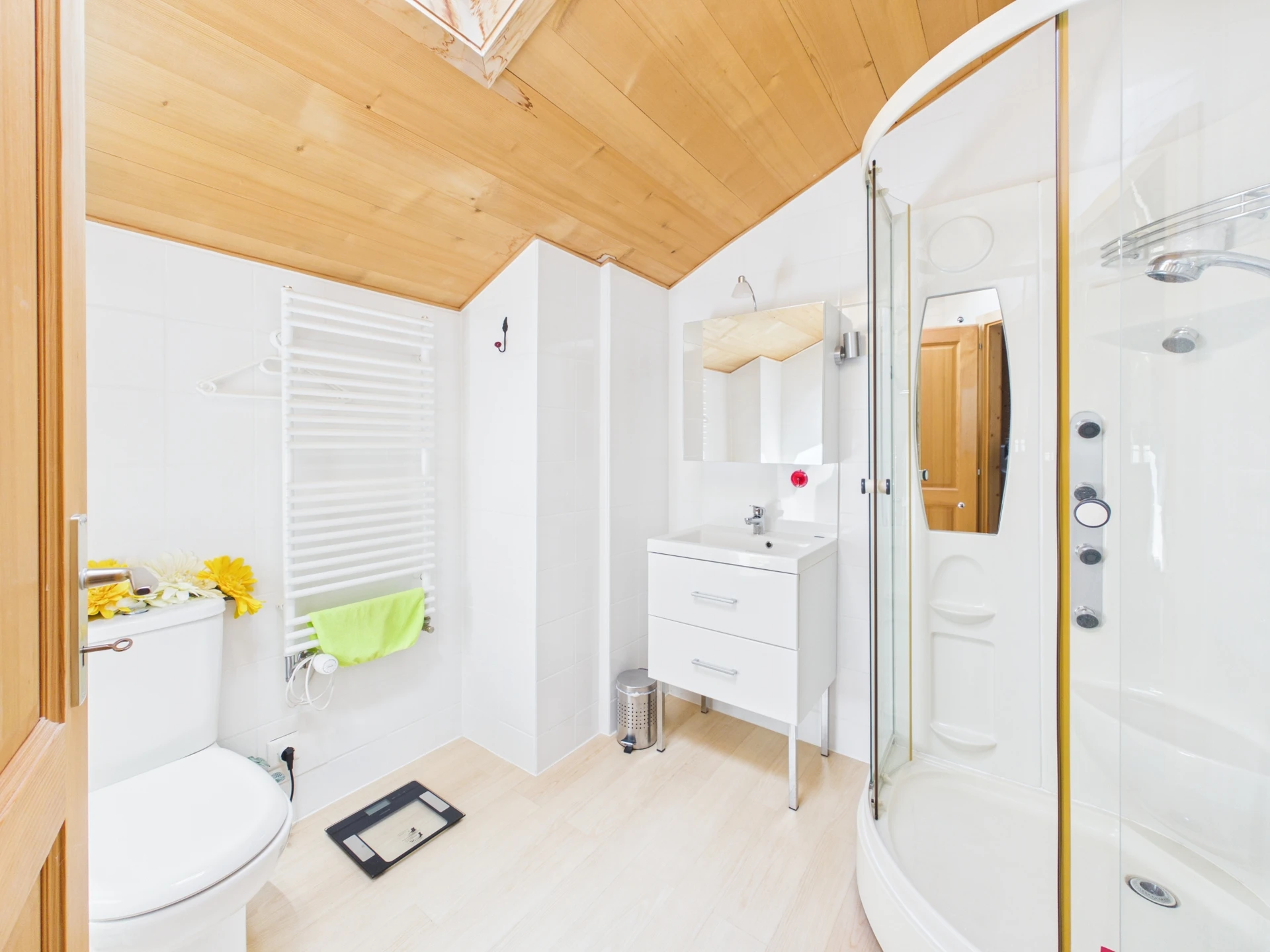 Helles Dachgeschoss-Badezimmer mit Dusche