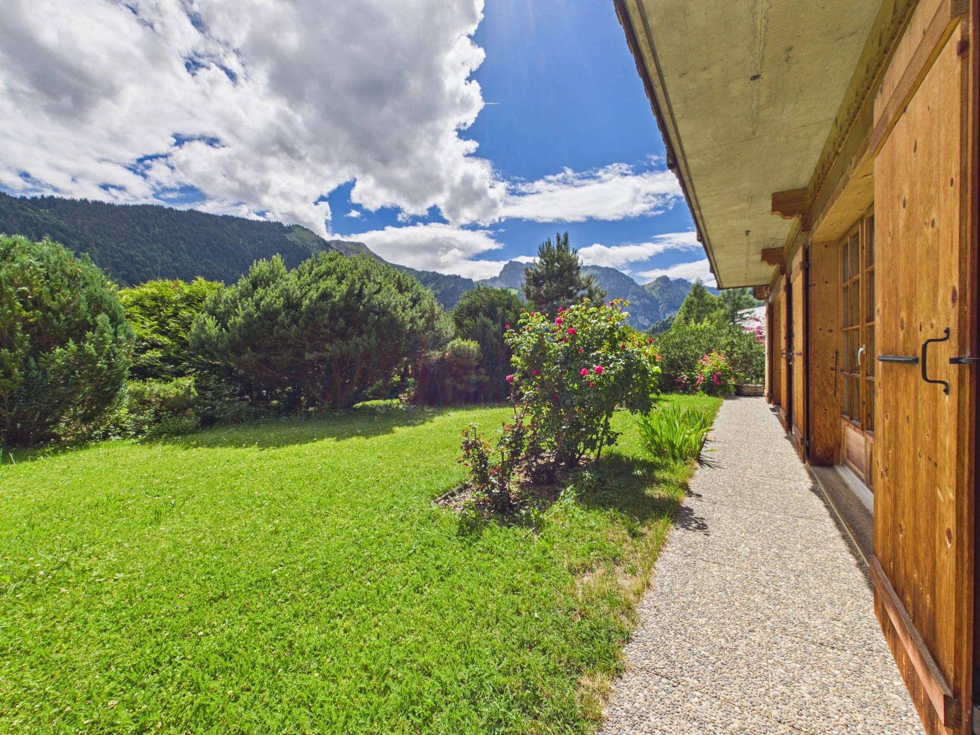 Alpenhaus mit Garten und Bergblick
