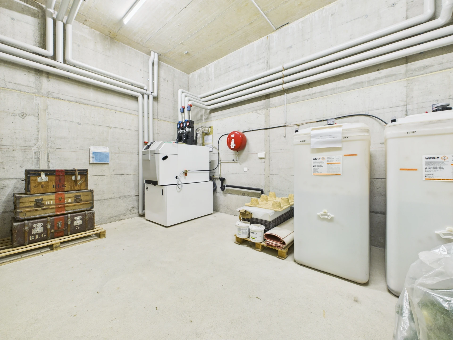 Technikraum mit Heiz- und Tanksystem