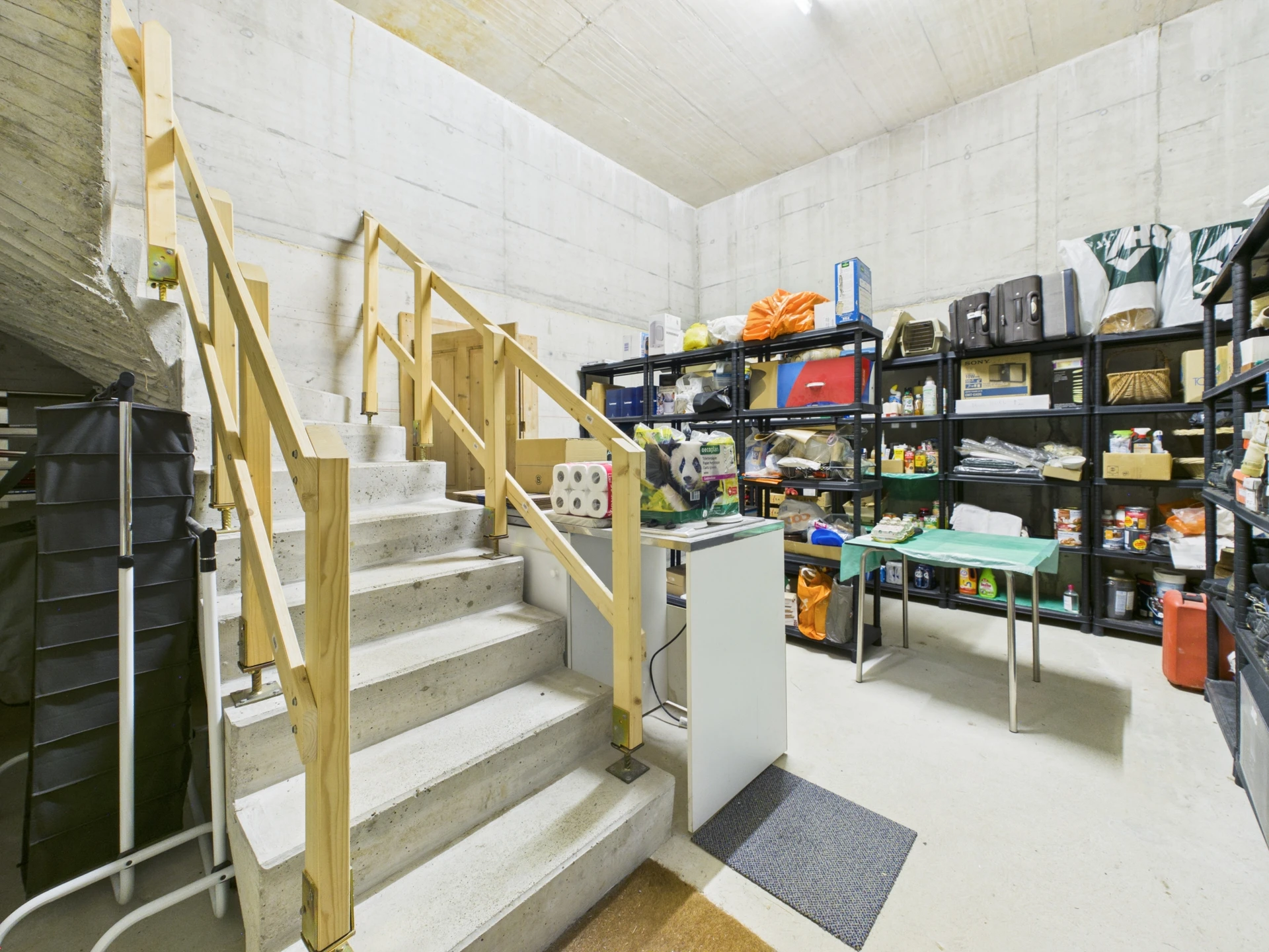 Kellerraum mit Treppe und Lagerregalen