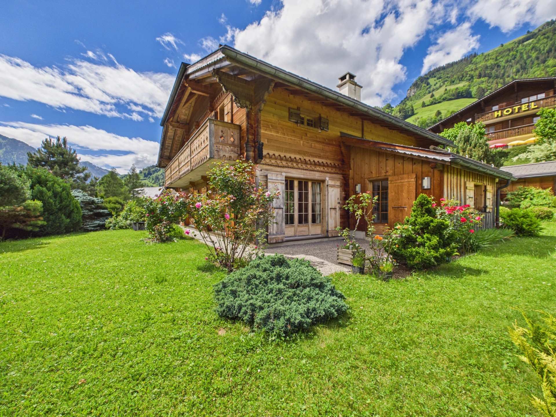 Alpines Holzchalet mit Garten