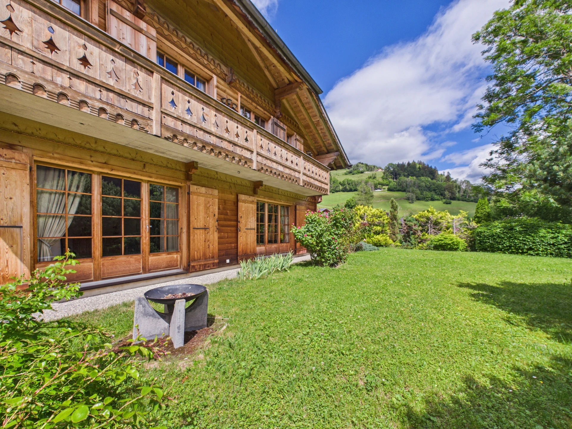 Alpines Holzhaus mit Balkon und Gartenblick