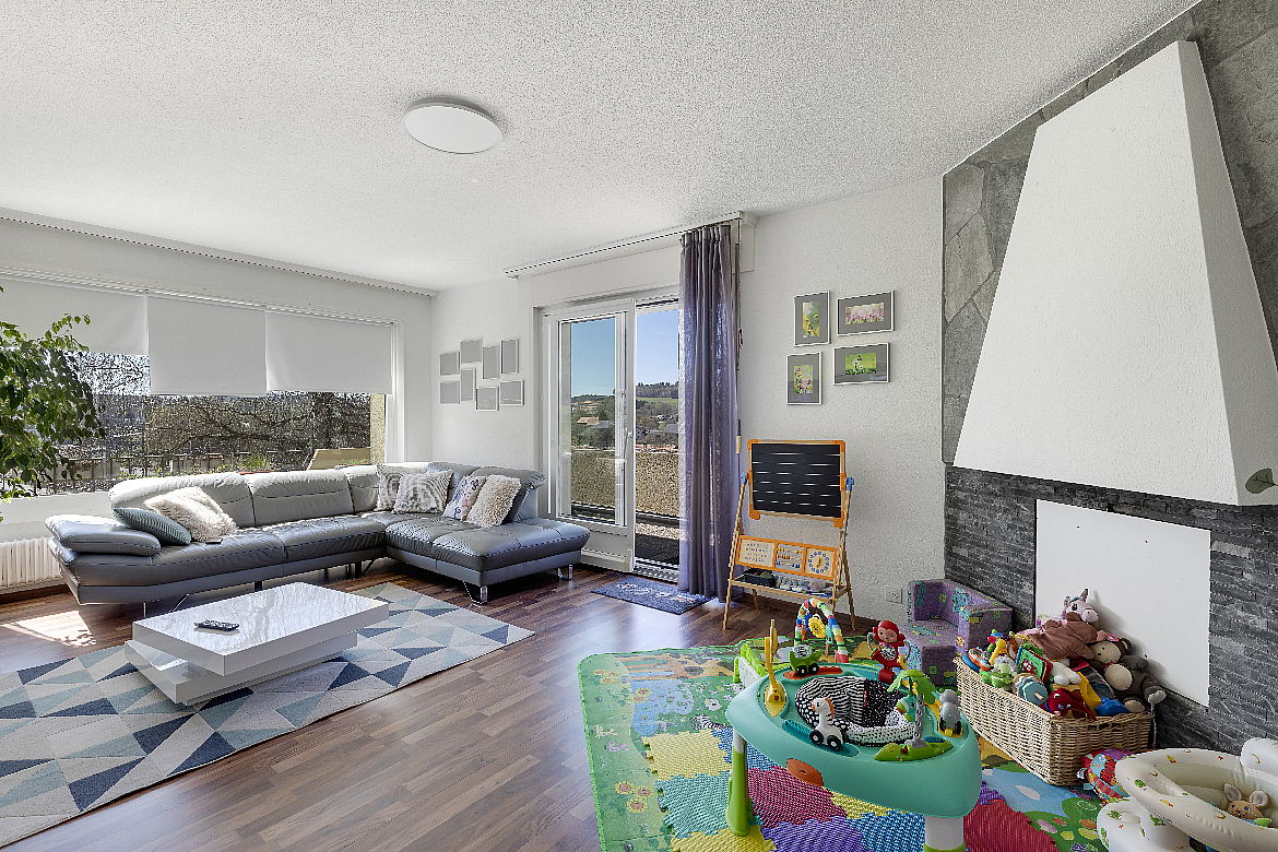 Helles Wohnzimmer mit Kamin und Spielbereich