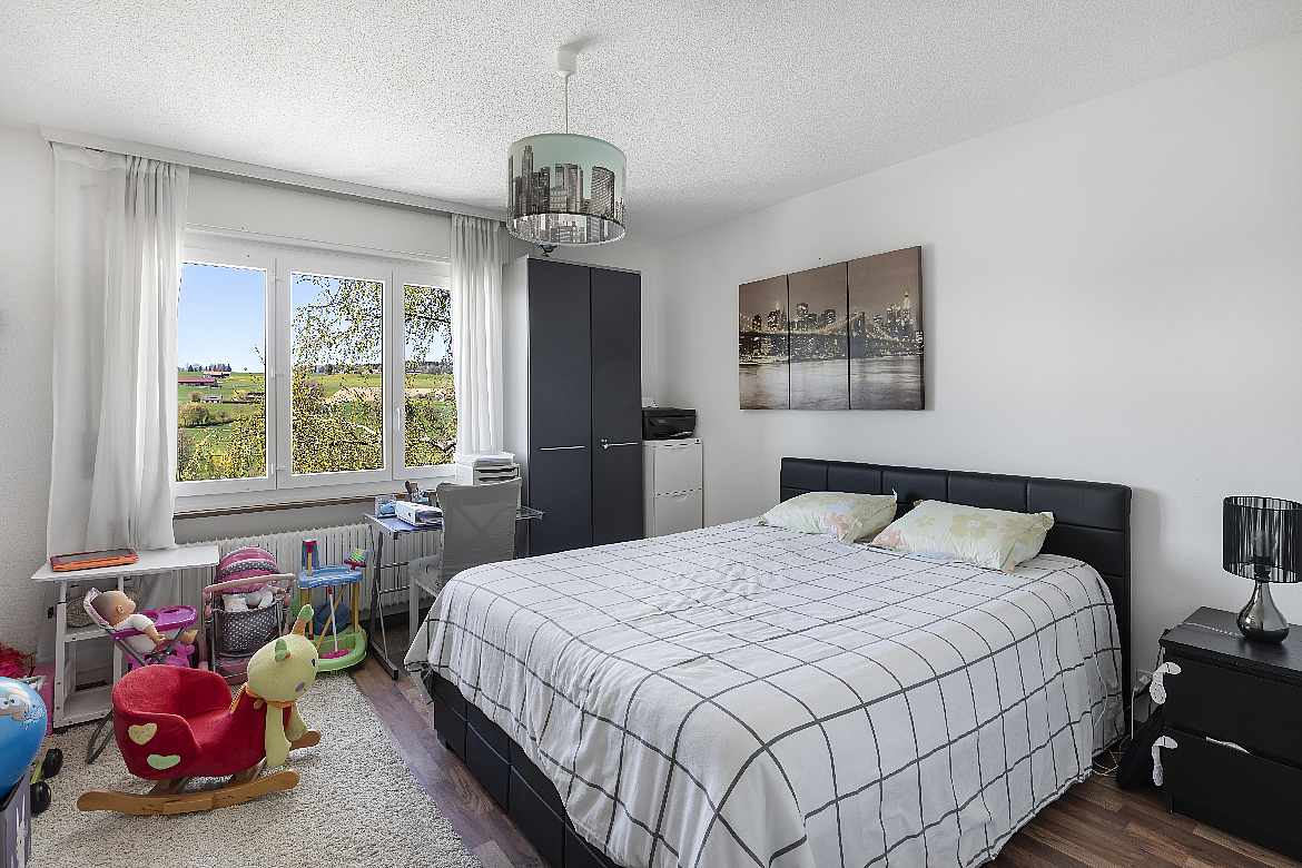 Schlafzimmer mit Kinderbereich