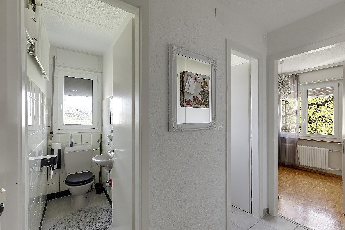 Flur mit Gäste-WC und angrenzendem Zimmer