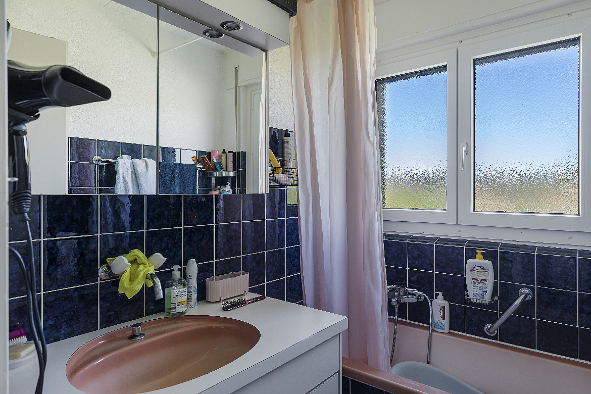 Badezimmer mit Badewanne und Waschtisch