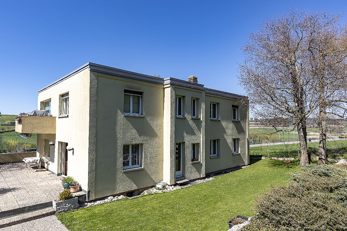 Modernes Wohnhaus mit Garten und Terrasse