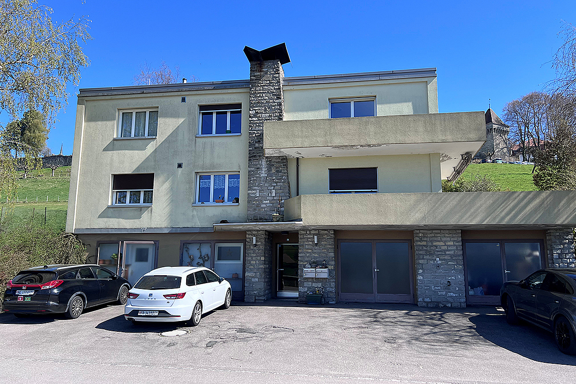 Mehrfamilienhaus mit Parkplätzen und Balkonen