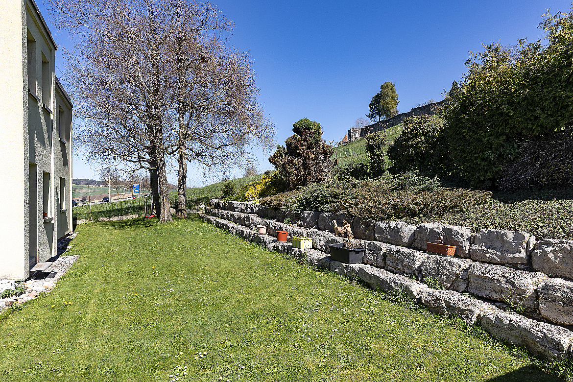 Garten am Haus mit Hanglage