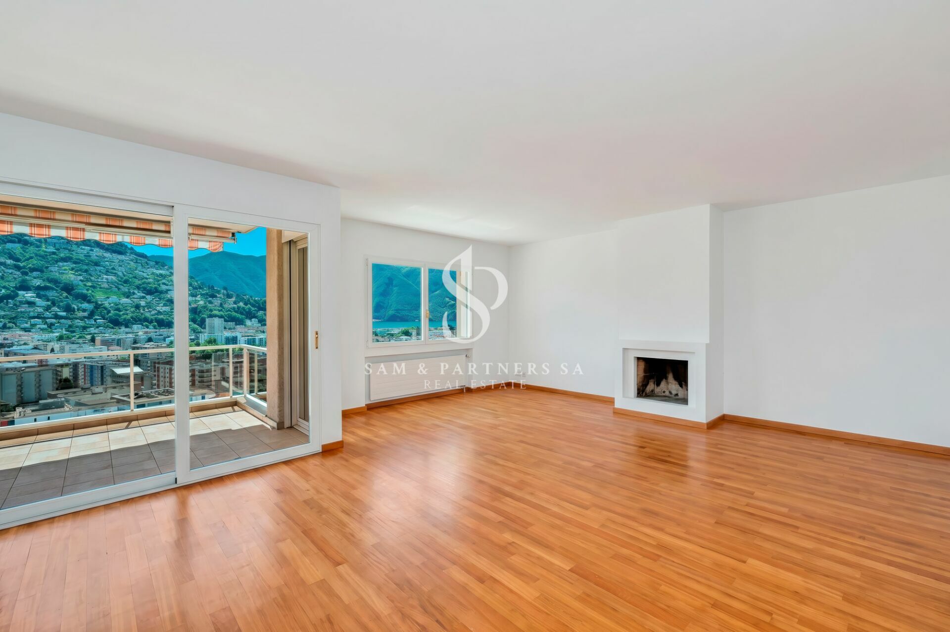 Heller Wohnraum mit Balkon und Bergblick