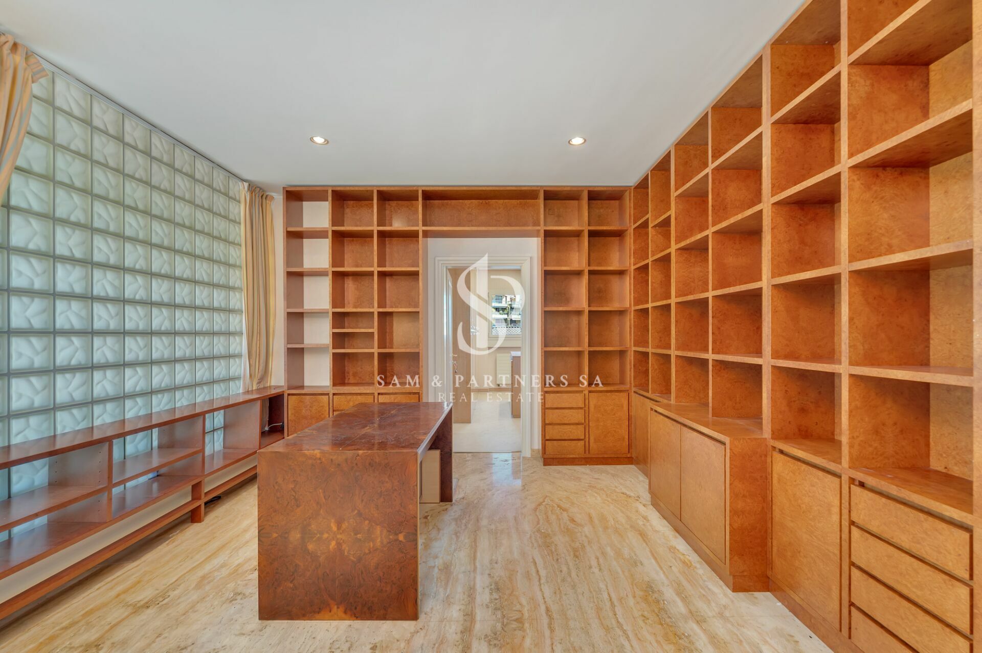 Arbeitszimmer mit großflächigen Einbauten