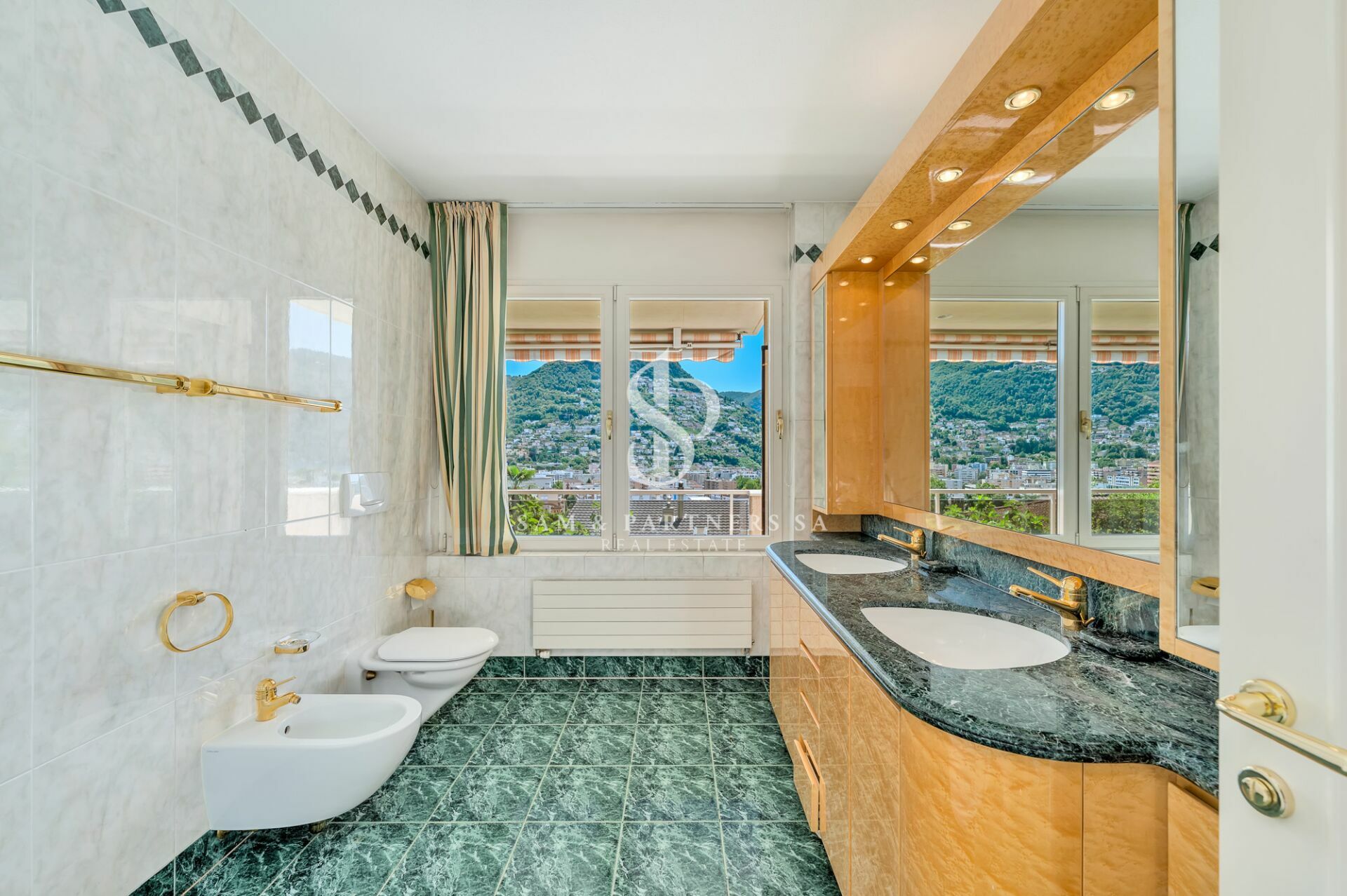 Luxuriöses Badezimmer mit Panoramablick