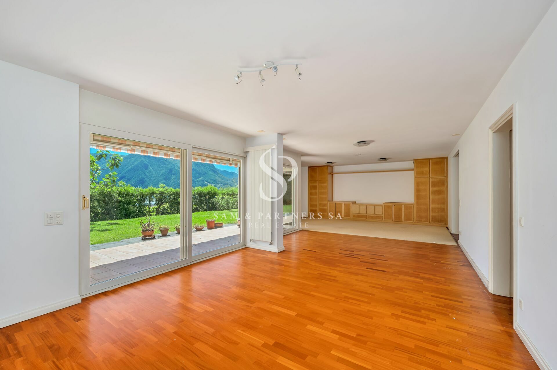 Heller Wohnraum mit großer Glasfront und Bergblick