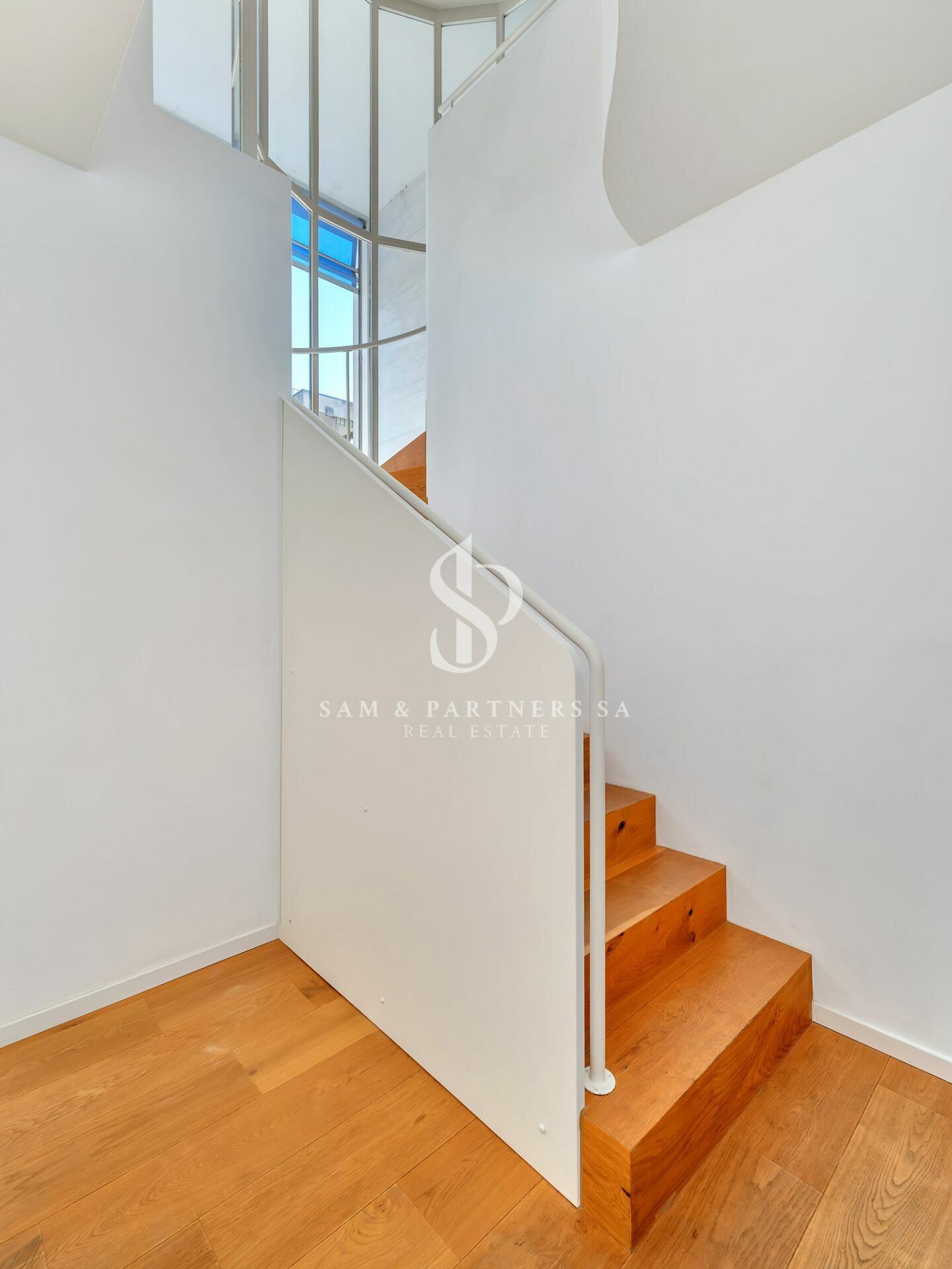 Modernes Treppenhaus mit Holzstufen