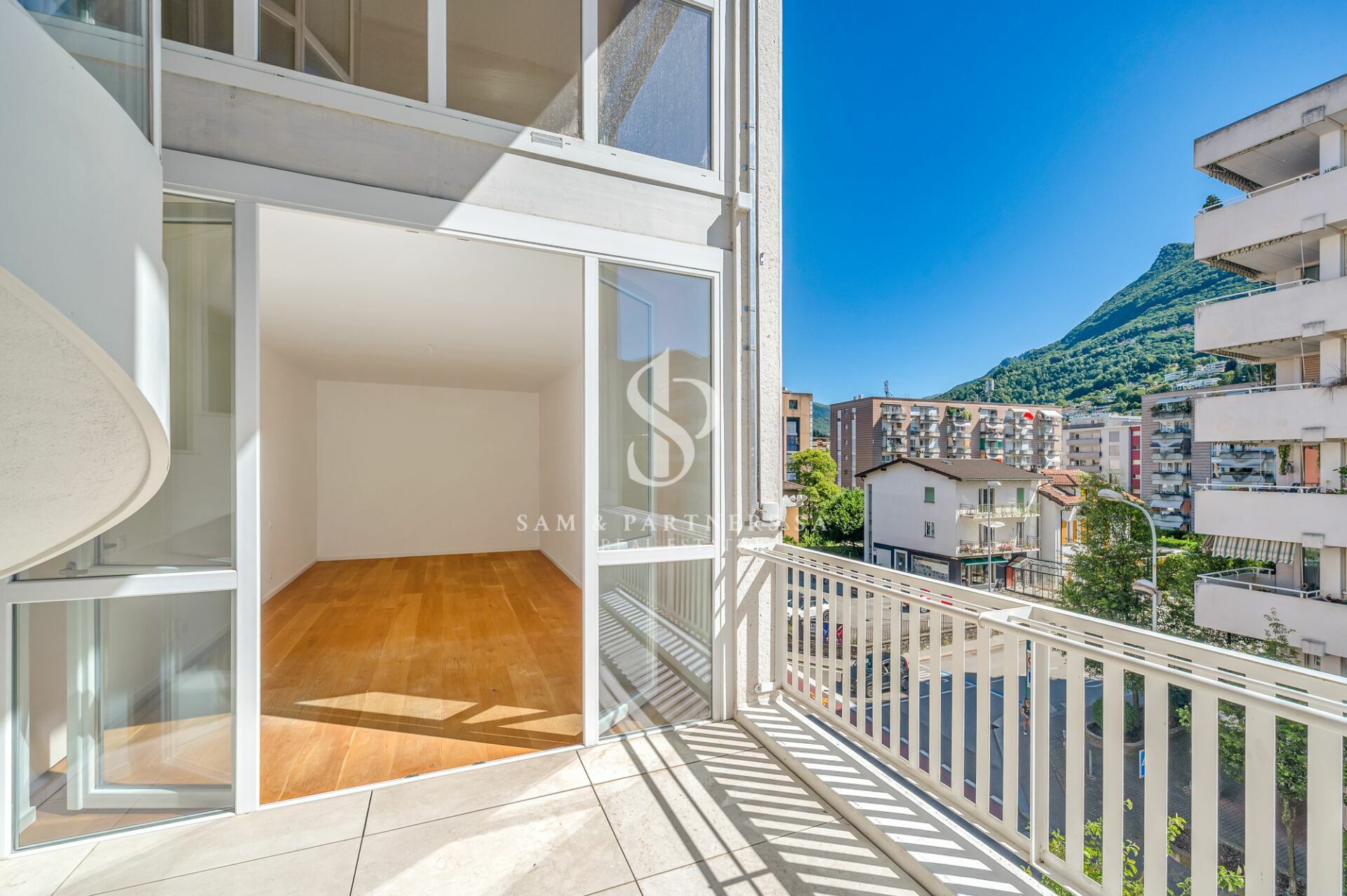 Balkon mit Ausblick auf Stadt und Berge