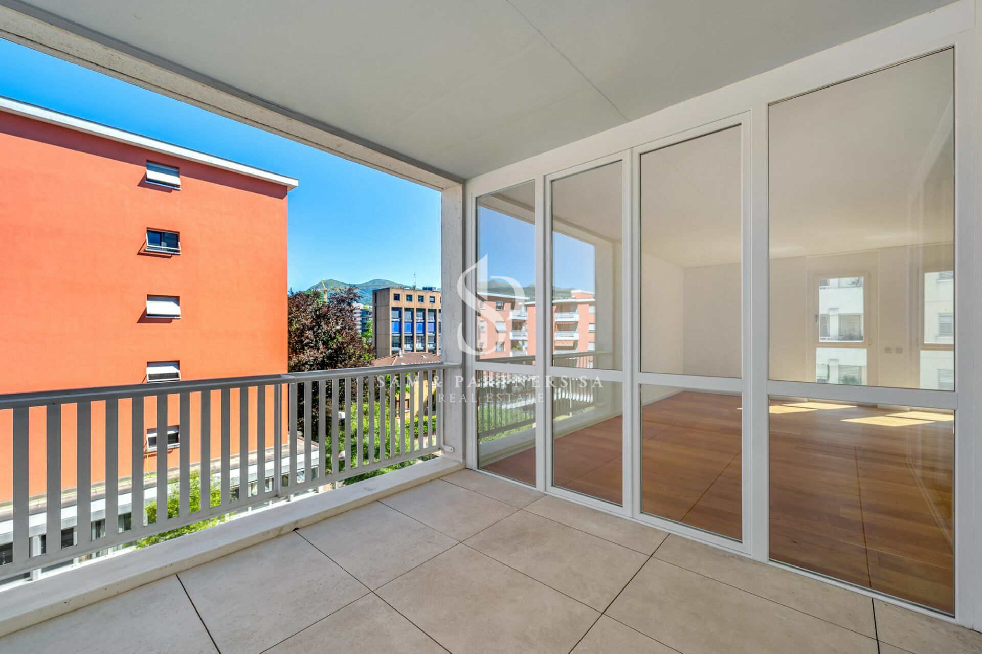 Überdachter Balkon mit Blick ins Grüne und in die Nachbarschaft