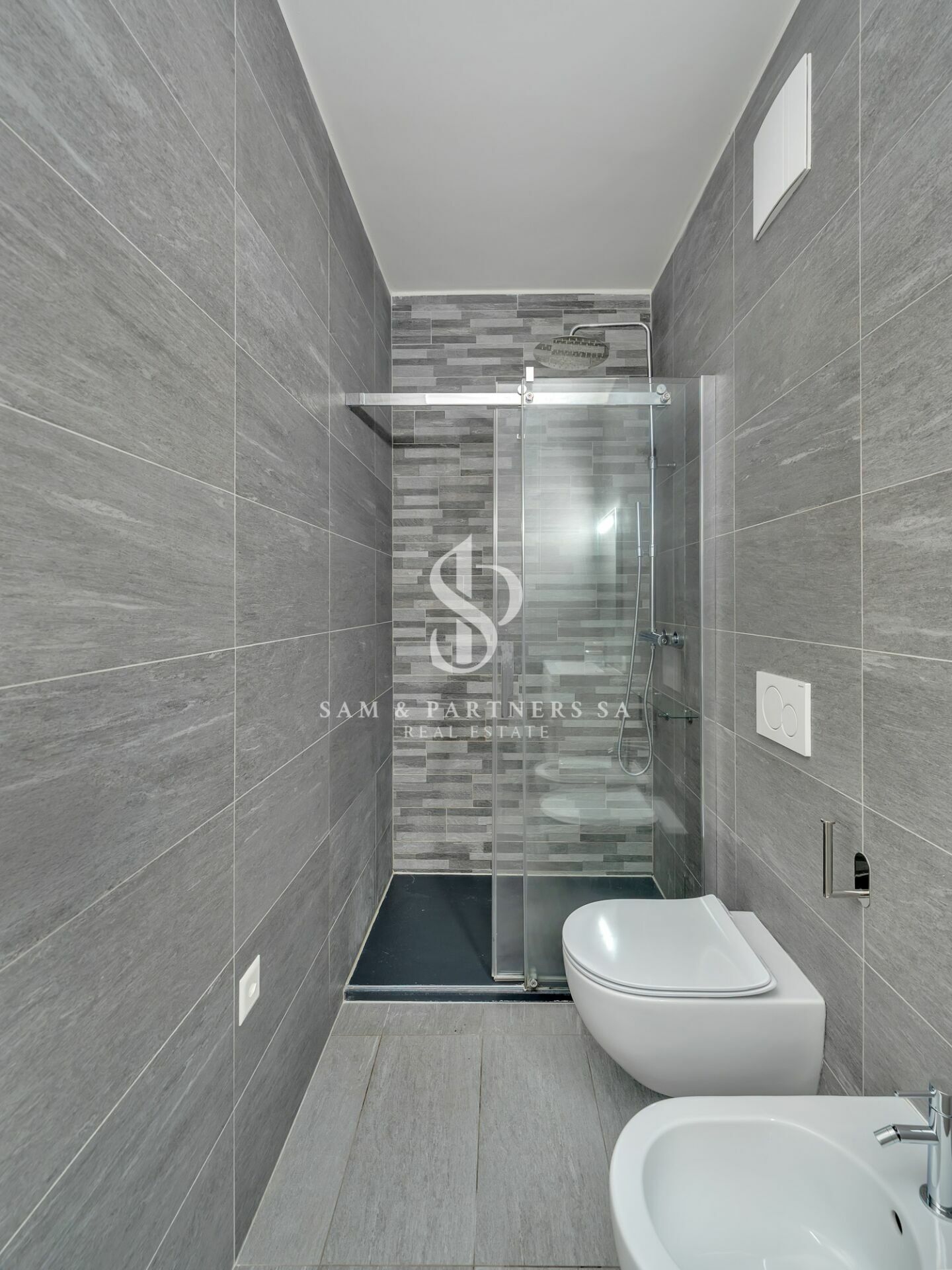 Modernes schmales Badezimmer mit Dusche und WC