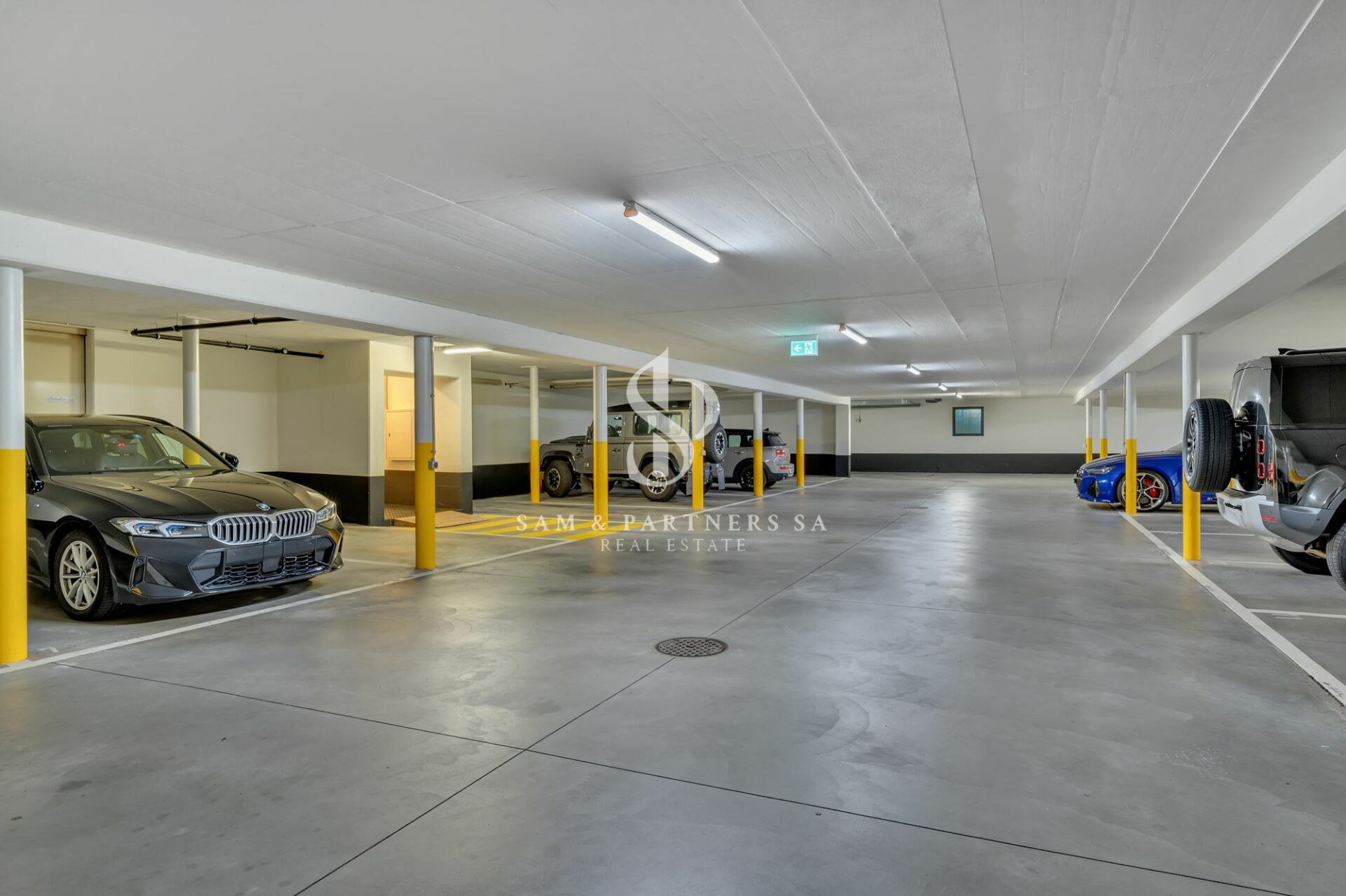 Tiefgarage mit geparkten Fahrzeugen