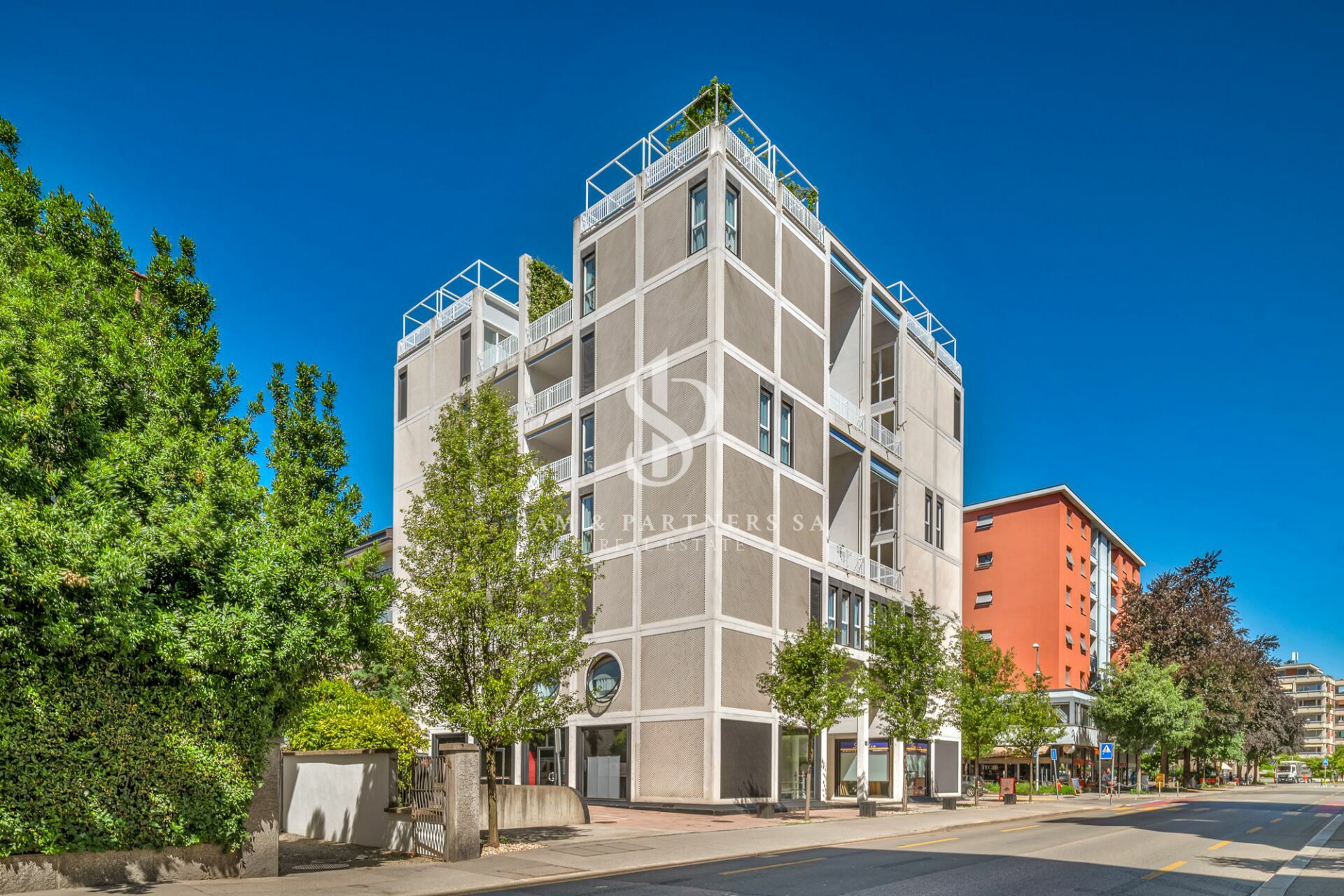 Modernes Wohngebäude an einer Stadtstraße