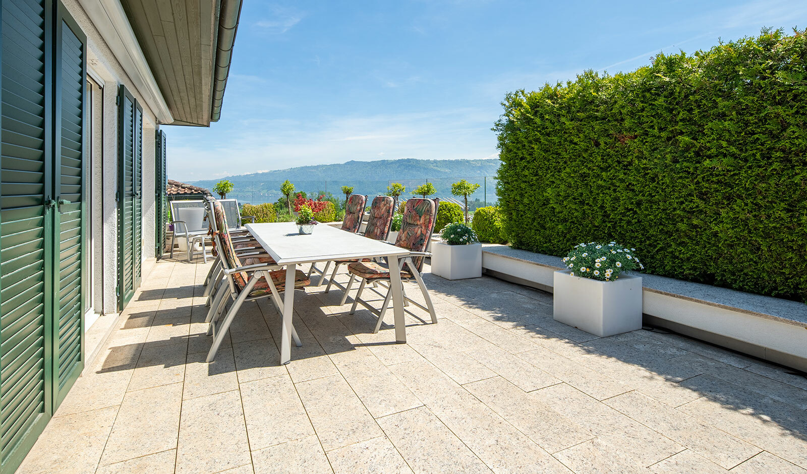 Sonnige Terrasse mit Blick ins Grüne