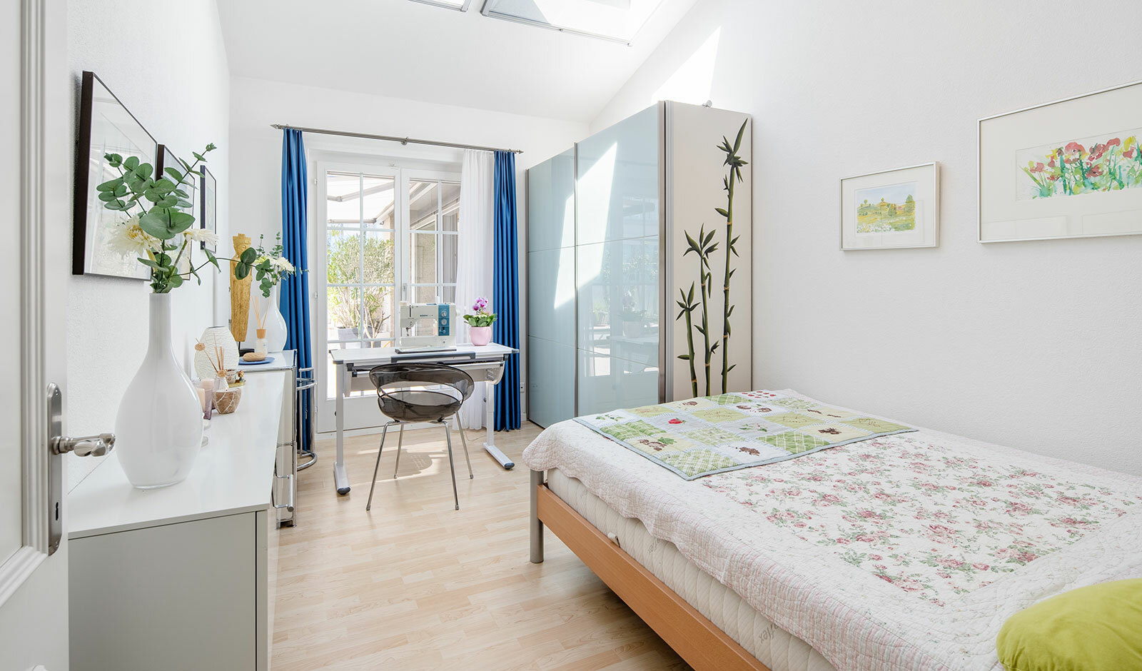 Helles Schlafzimmer mit Arbeitsbereich